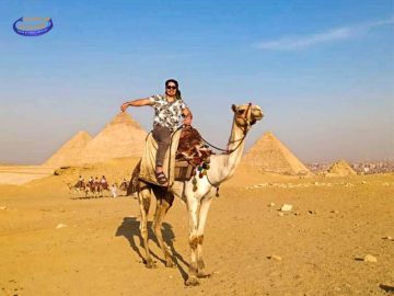 Balade à dos de chameau devant la pyramides