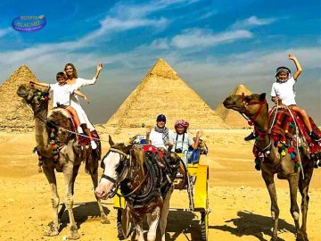 Touristes devant les pyramides de Gizeh